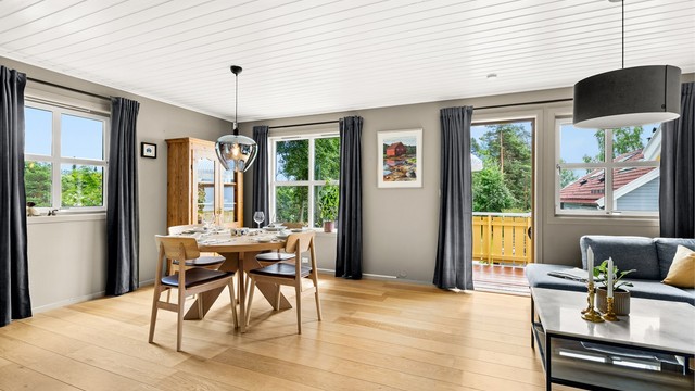 Lys og romslig hovedetasje med stue/spisestue og kjøkken i delvis åpen løsning som er skreddersydd for både hverdagsliv og sosiale sammenkomster
