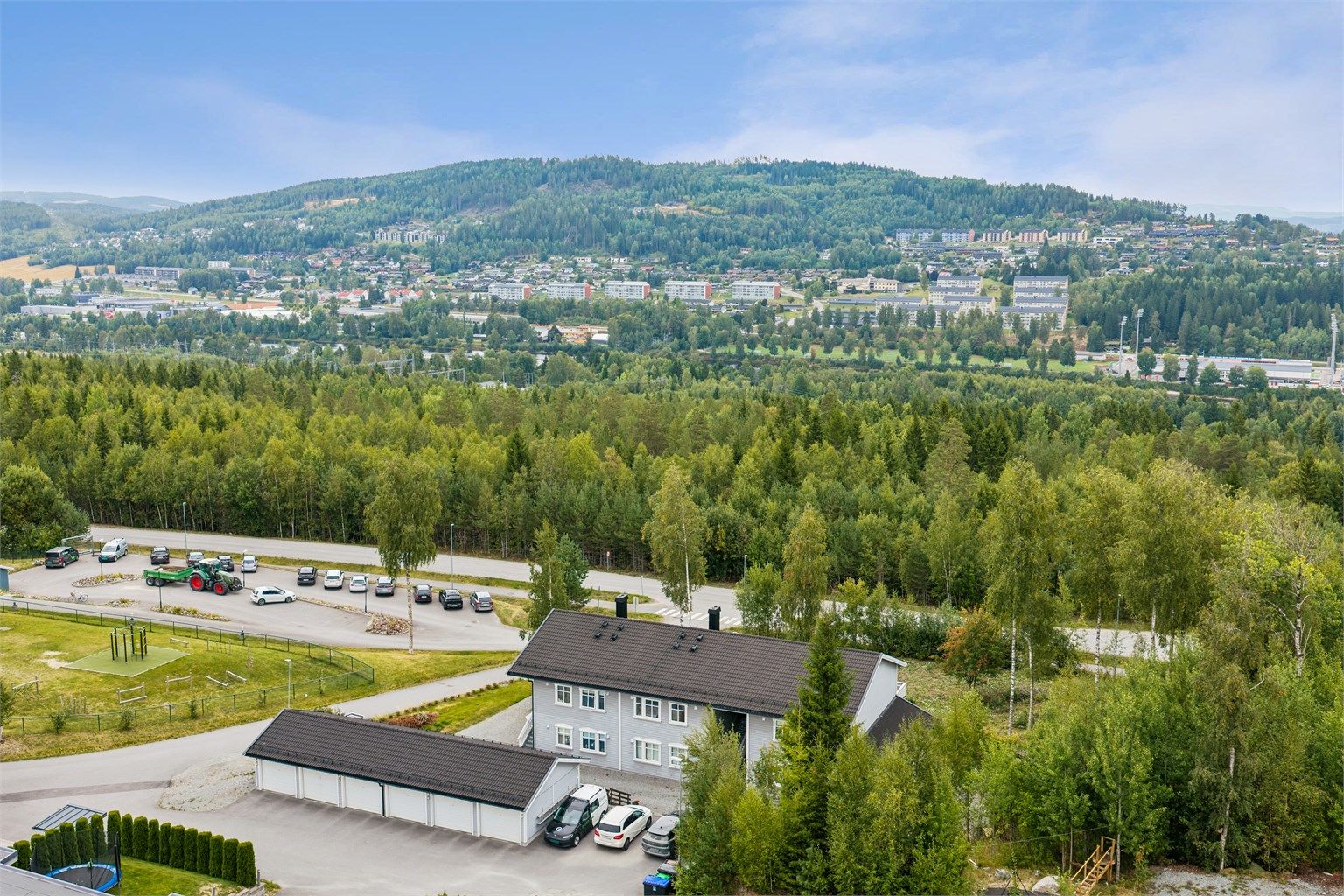 Beliggenheten i Marikollen gir dermed en attraktiv kombinasjon av et rolig og familievennlig nærmiljø, kort vei til sentrum og svært gode muligheter for friluftsliv gjennom hele året.