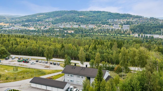Beliggenheten i Marikollen gir dermed en attraktiv kombinasjon av et rolig og familievennlig nærmiljø, kort vei til sentrum og svært gode muligheter for friluftsliv gjennom hele året.