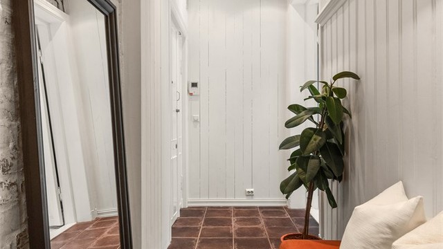 Lys og innbydende entré som gir et godt førsteinntrykk av leiligheten med god plass til både oppbevaring og oppheng av yttertøy og sko.