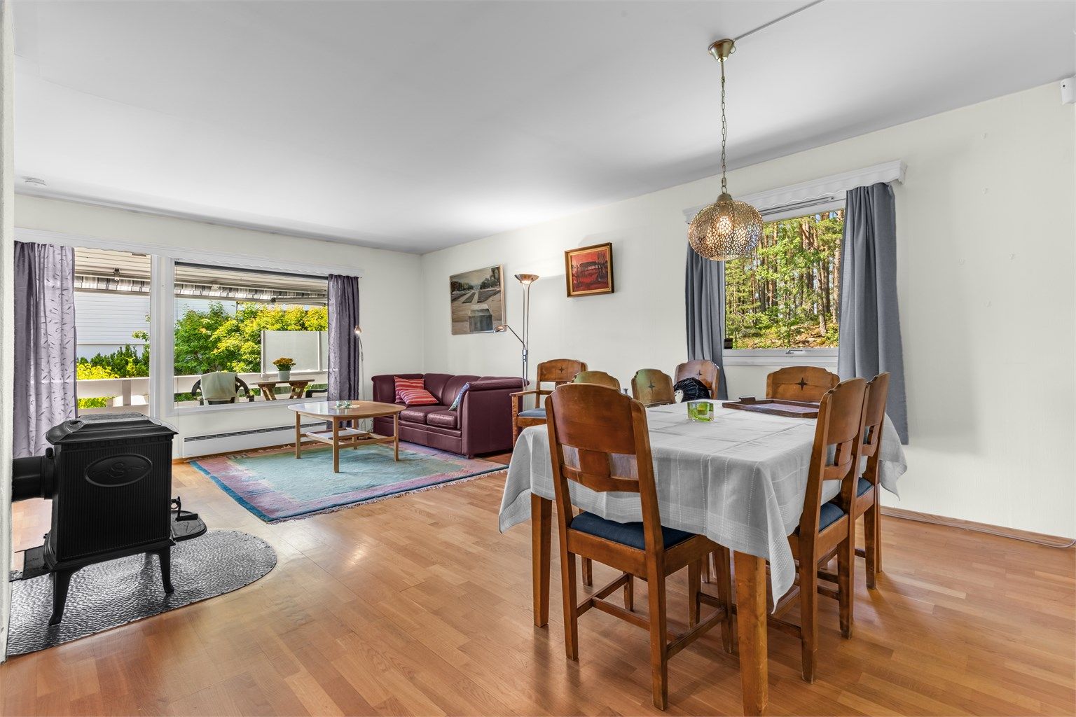 Stue med store vinduer og fin plass til sofagruppe og spisebord