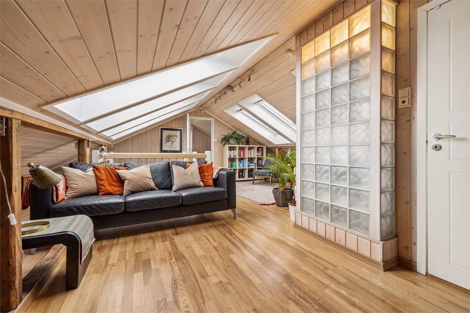 Den åpne løsningen på loftet skaper en luftig og romslig følelse.