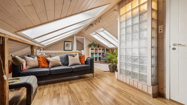 Den åpne løsningen på loftet skaper en luftig og romslig følelse.