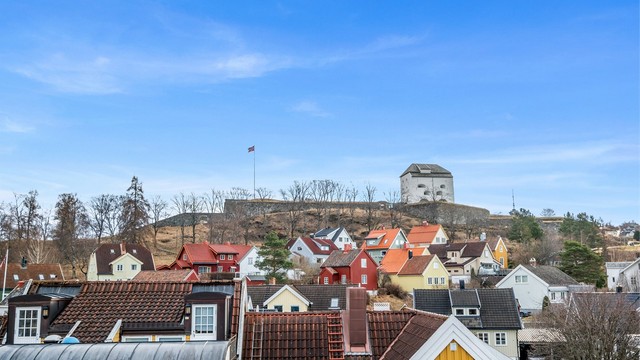 NTNU Gløshaugen ligger rundt 20 minutter unna til fots, mens campusene på Øya og Elgeseter nås på omtrent 20 minutter. I tillegg er det gode bussforbindelser til øvrige studiesteder som Handelshøyskolen BI, Høyskolen Kristiania og Dronning Mauds Minne.