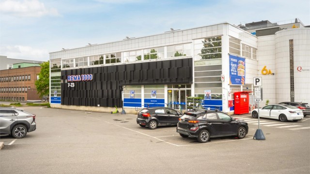 Kort vei til en rekke dagligvarebutikker med blant annet Rema 1000 med post i butikk, Vitusapotek og til Evo for den treningsglade.