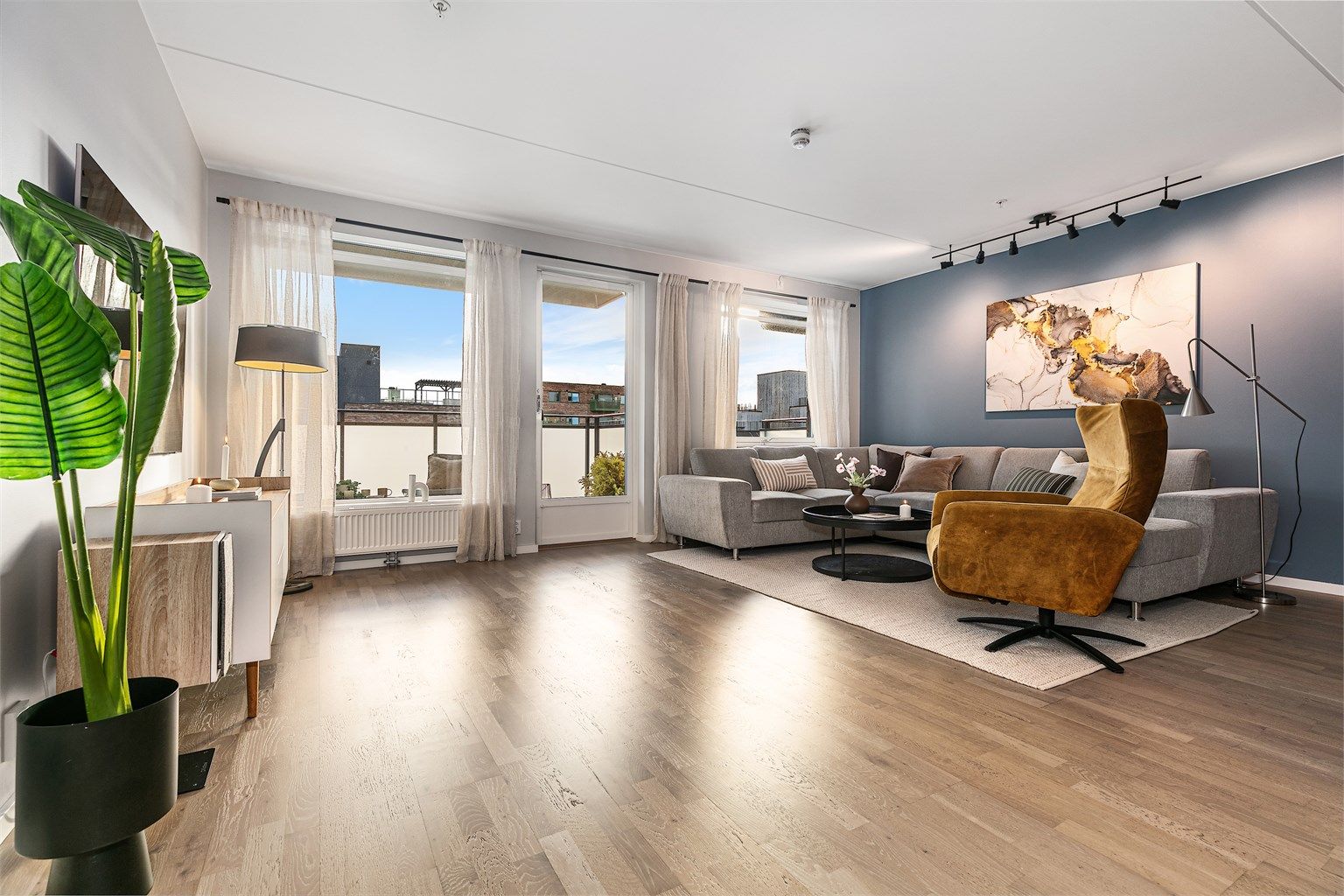 Fra stuen har du utgang til en solrik balkong på hele 15m².