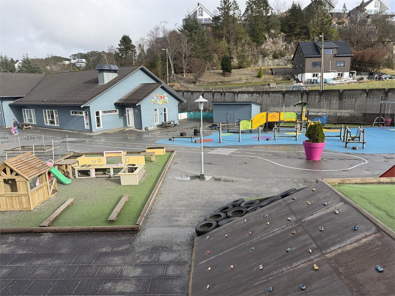 Området er svært barnevennlig med 2 barnehager i kort gangavstand fra boligen 