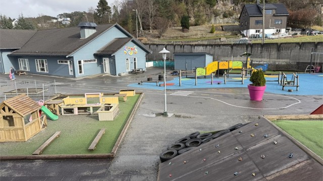 Området er svært barnevennlig med 2 barnehager i kort gangavstand fra boligen