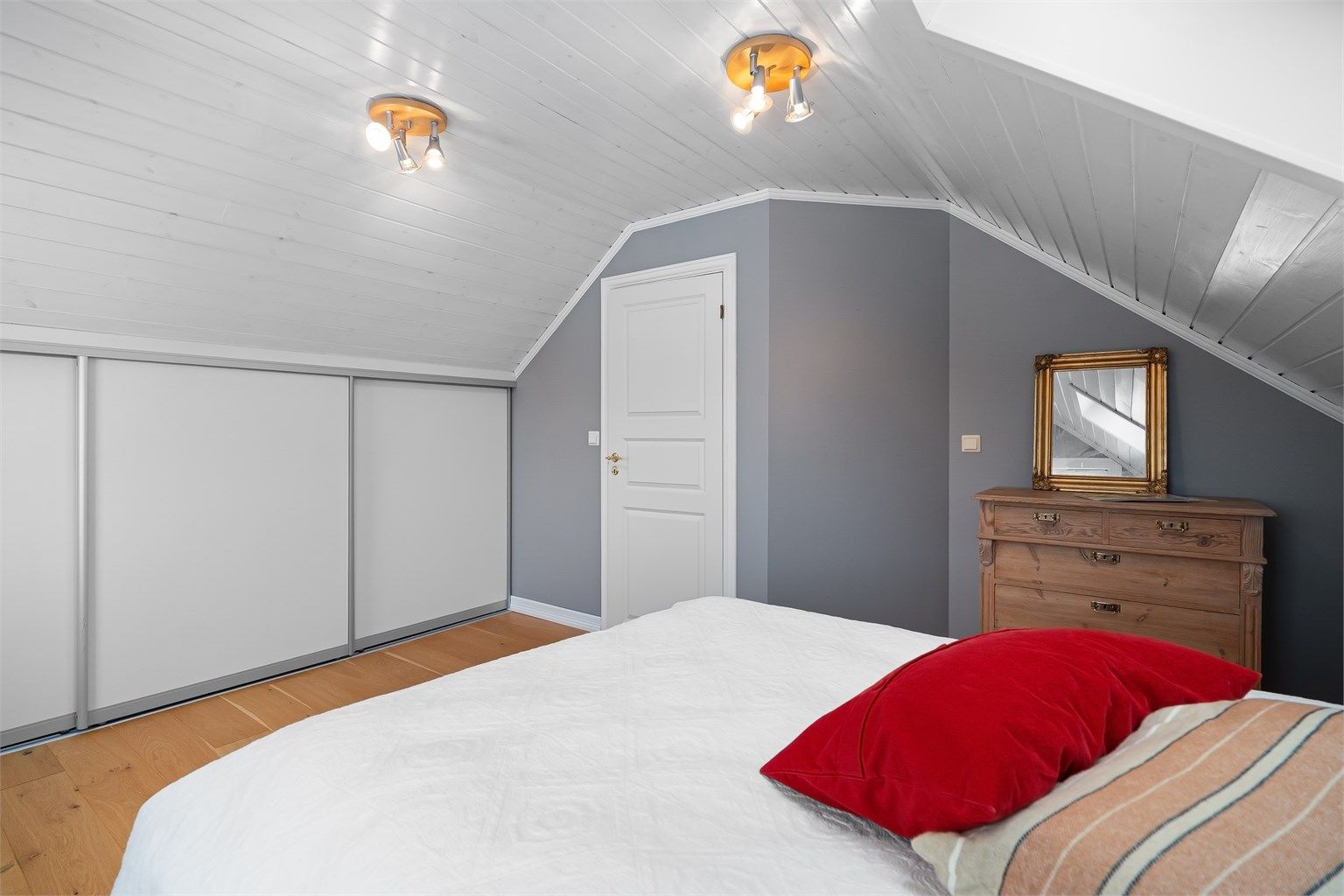 Rommet har en stor skyvedørsgarderobe for effektiv oppbevaring.