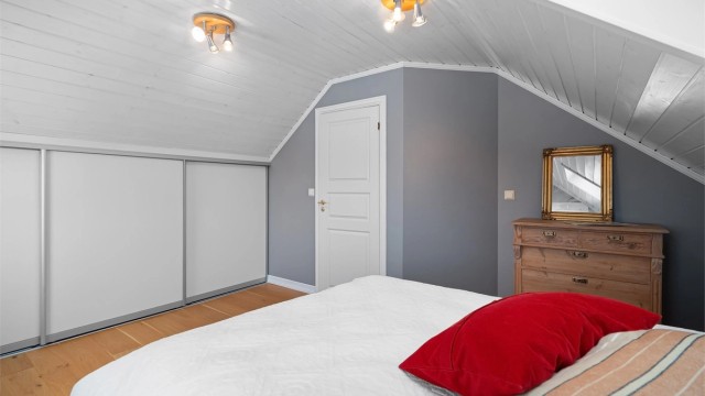 Rommet har en stor skyvedørsgarderobe for effektiv oppbevaring.