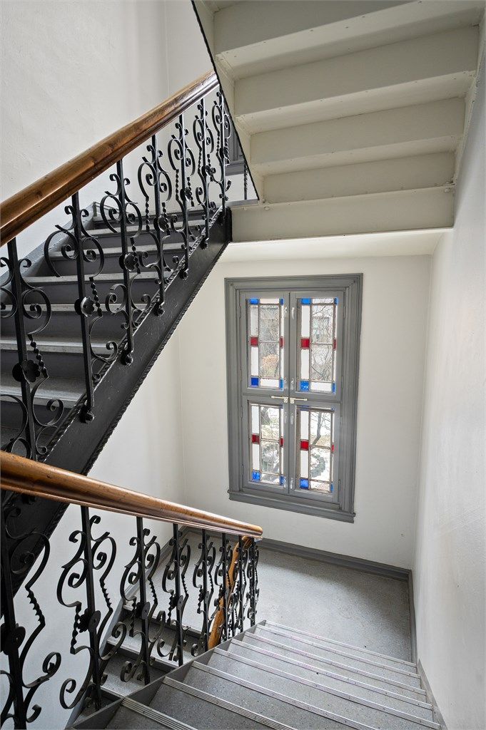 Felles oppgang med klassiske detaljer.