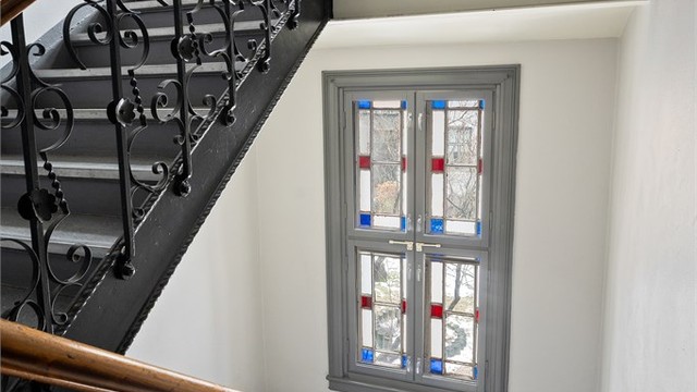 Felles oppgang med klassiske detaljer.