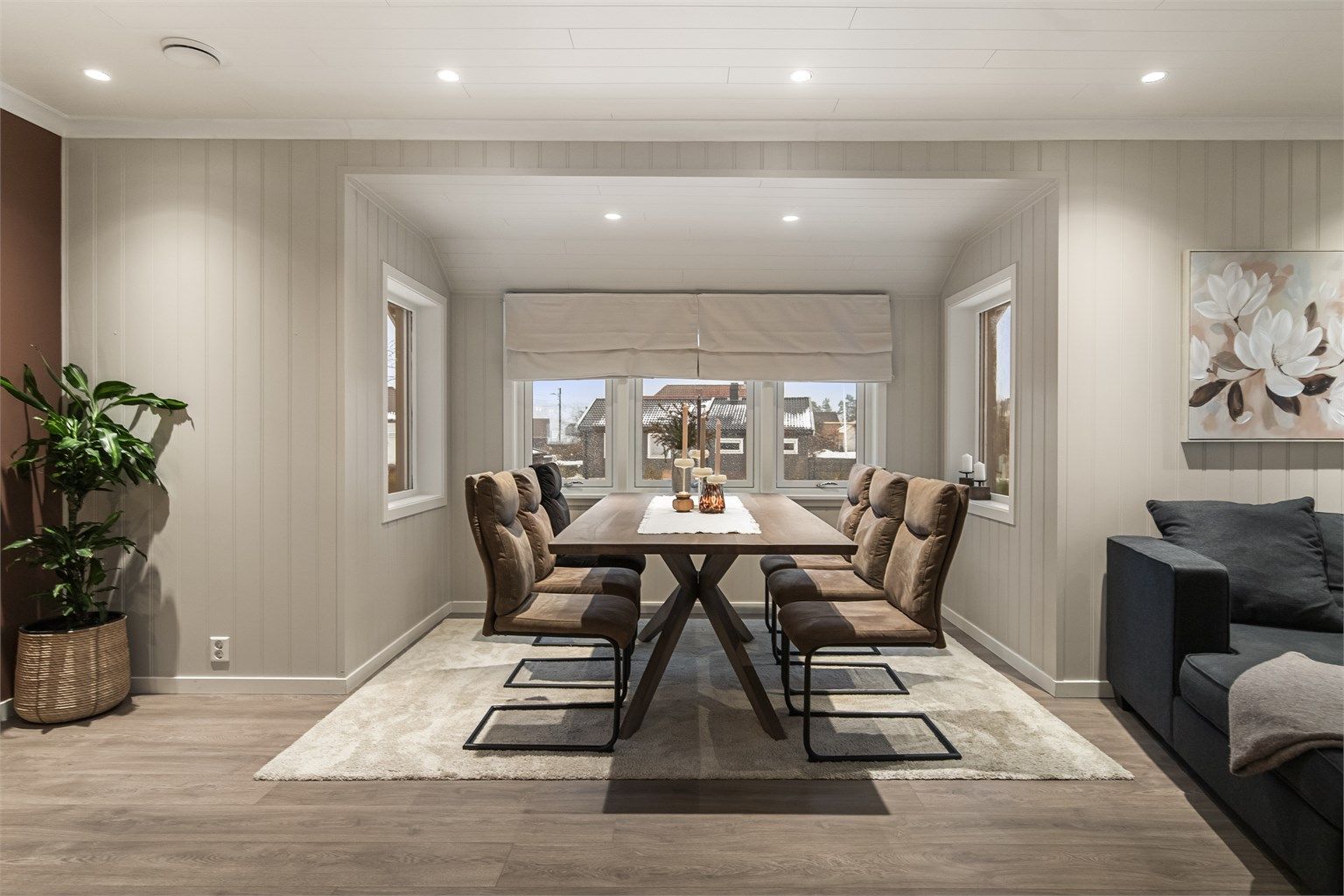 Rikelig med plass til stort langbord til hele familien.