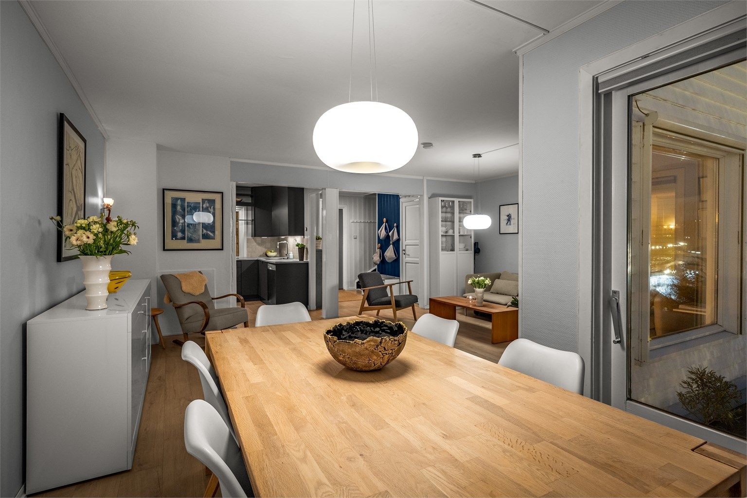 Fra spiseplassen ser man gjennom stuen og helt til entréen.