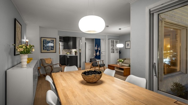 Fra spiseplassen ser man gjennom stuen og helt til entréen.