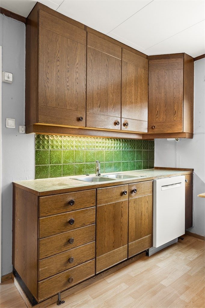 Kjøkkeninnredning fra ca. 1978 med glatte fronter og laminert benkeplate.