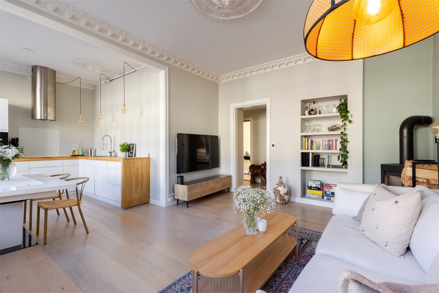 Det er god plass til sofaseksjon, stoler, bord og tilhørende mediemøblement.