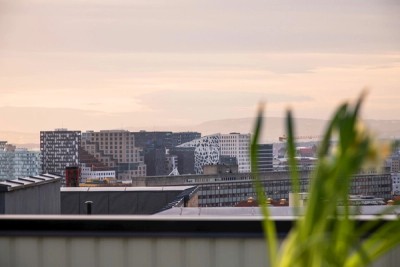 Utsikt mot Barcode og deler av Oslos tak fra takterrassen.
