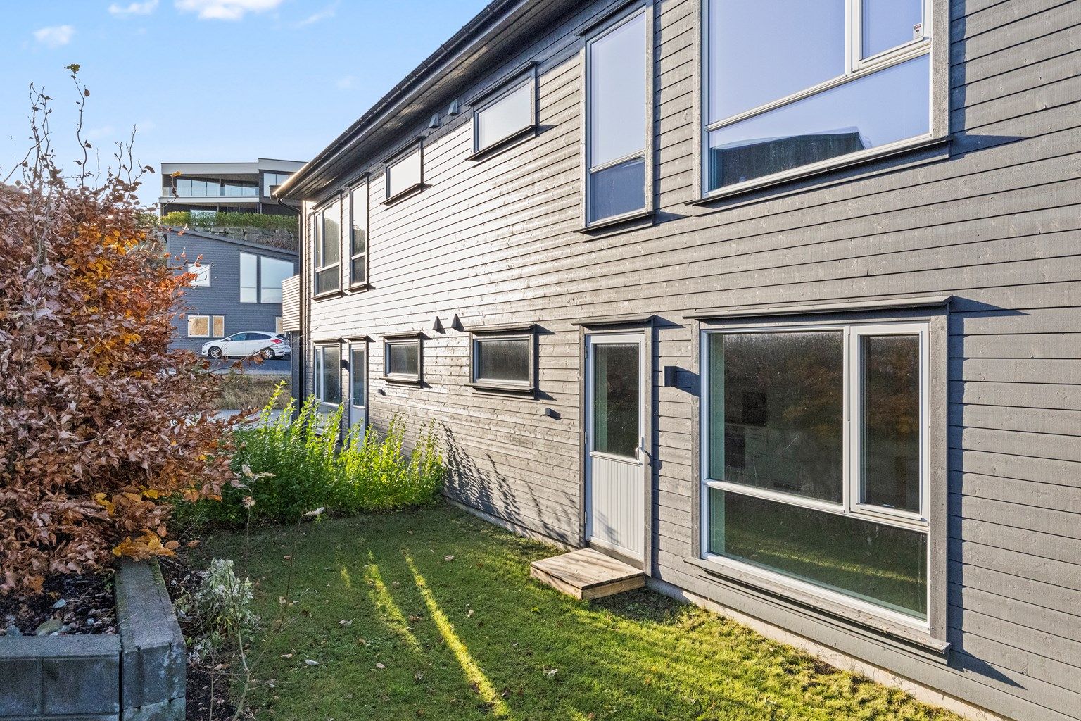 Hagen med stue og kjøkken innenfor.