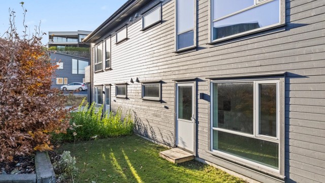 Hagen med stue og kjøkken innenfor.