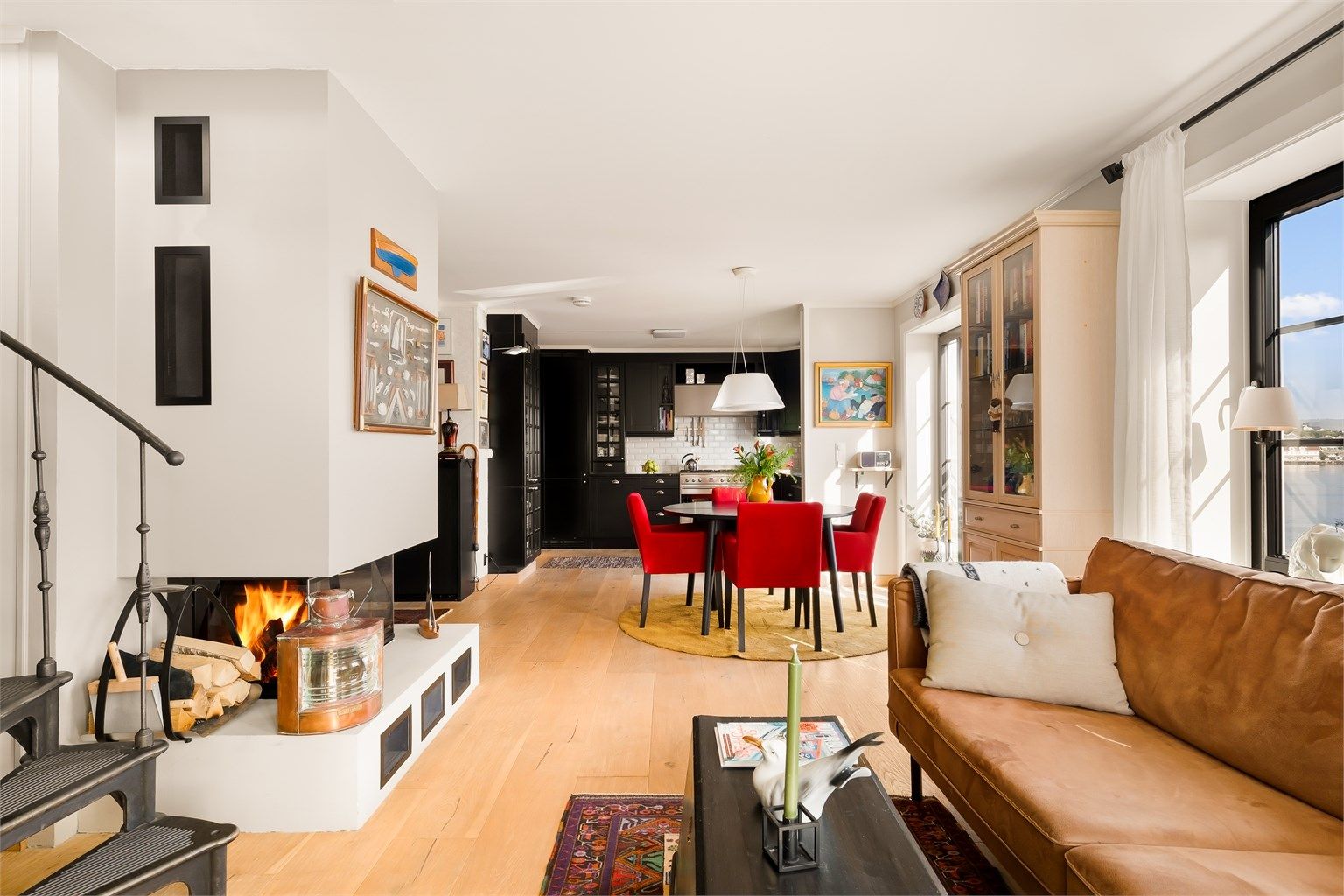 Et åpent allrom gir plass til både hygge og gjester.