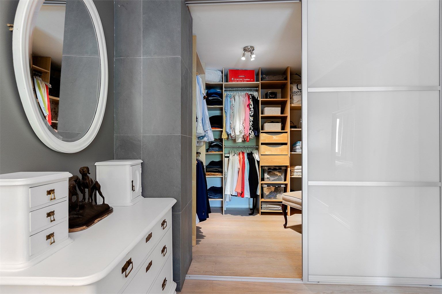 Walk-in garderobe med godt med oppbevaringsplass. Rommet er byggemeldt som bod og er ikke godkjent til varig opphold