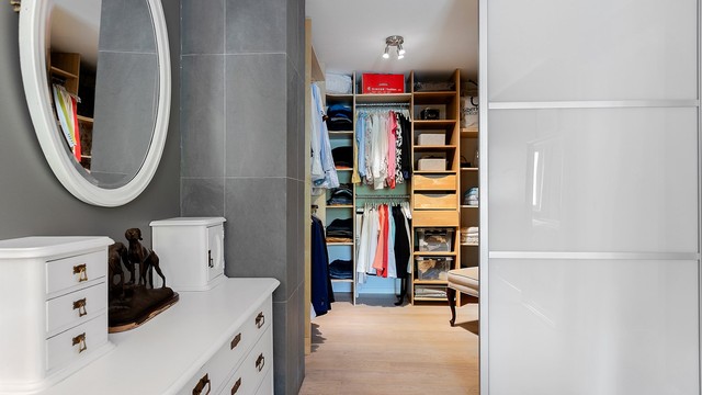 Walk-in garderobe med godt med oppbevaringsplass. Rommet er byggemeldt som bod og er ikke godkjent til varig opphold