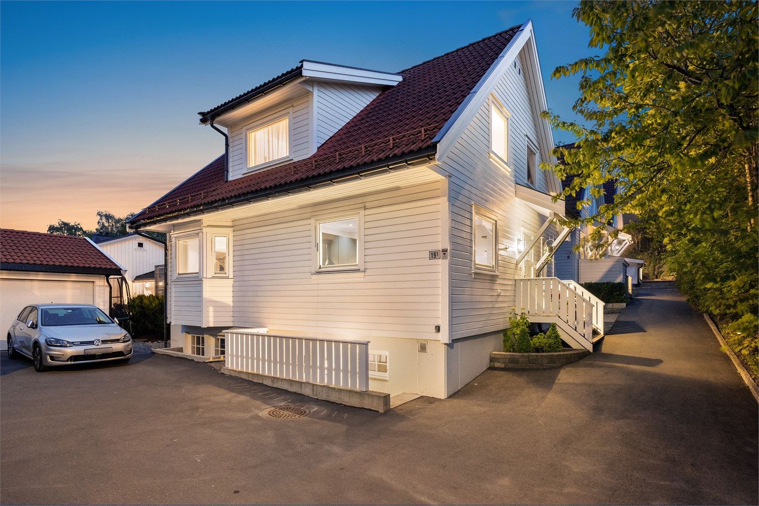 Garasjeplass i felles garasjerekke og biloppstillingsplass