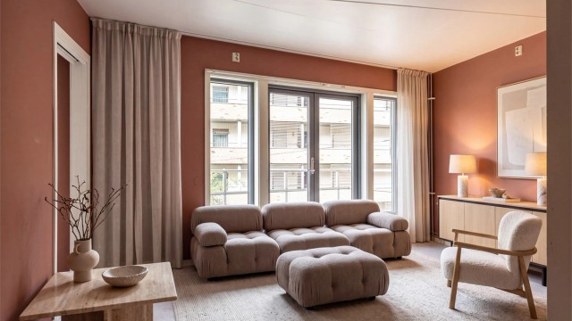 Velkommen til Herslebs gate 17B! Midt på Grünerløkka med balkong og heis! Presentert av Blenor Hadergjonaj. Foto: Anne Andersen. (Stylet med hjelp av AI)