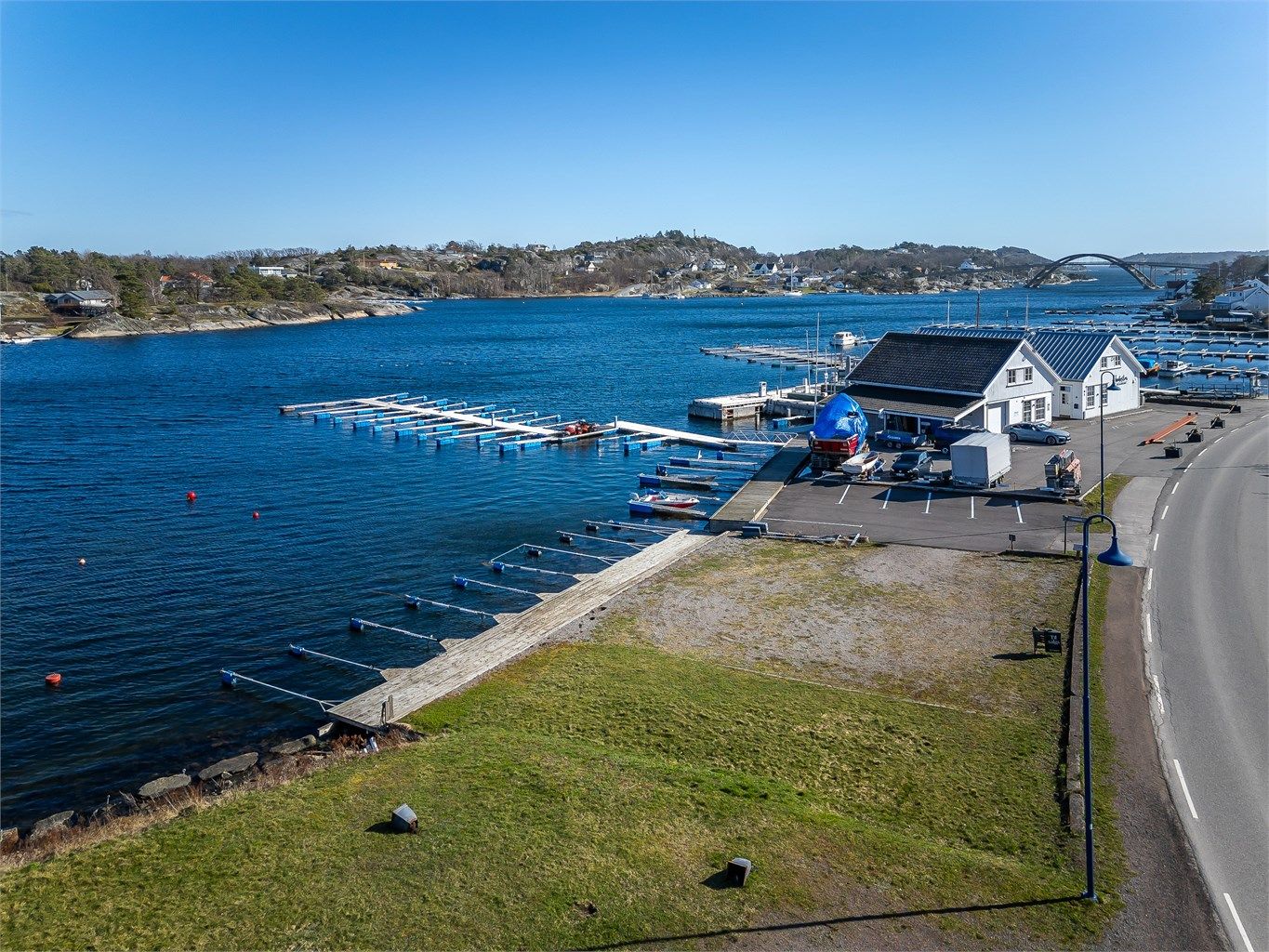Fantastisk strandparsell i Røssesund med 8 båtplasser og gode parkeringsmuligheter på egen grunn. (Fotograf Kristian Bollæren/Fotofinish).
