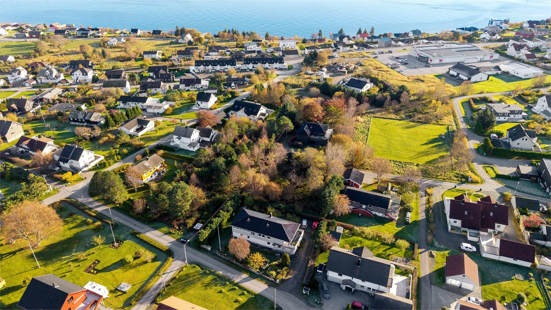 Kort gangavstand til dagligvarebutikk og øvrige servicetilbud.
