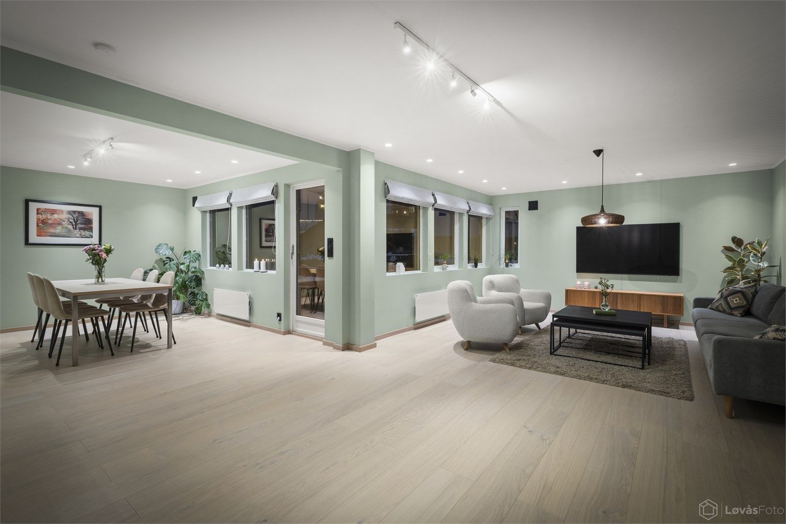 En tiltaltende bolig som ble omfattende oppusset i 2024 med bl.a. ny 1-stavs parkett, nye overflater, 2 nyoppussede bad, nytt kjøkken, nytt el. anlegg m.m.