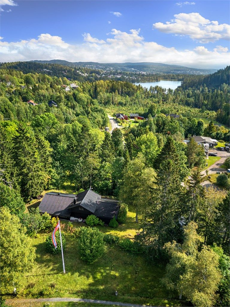 Eiendommen er omkranset av landsbruksarealer og skogsområder.