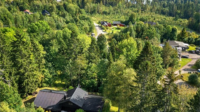 Eiendommen er omkranset av landsbruksarealer og skogsområder.