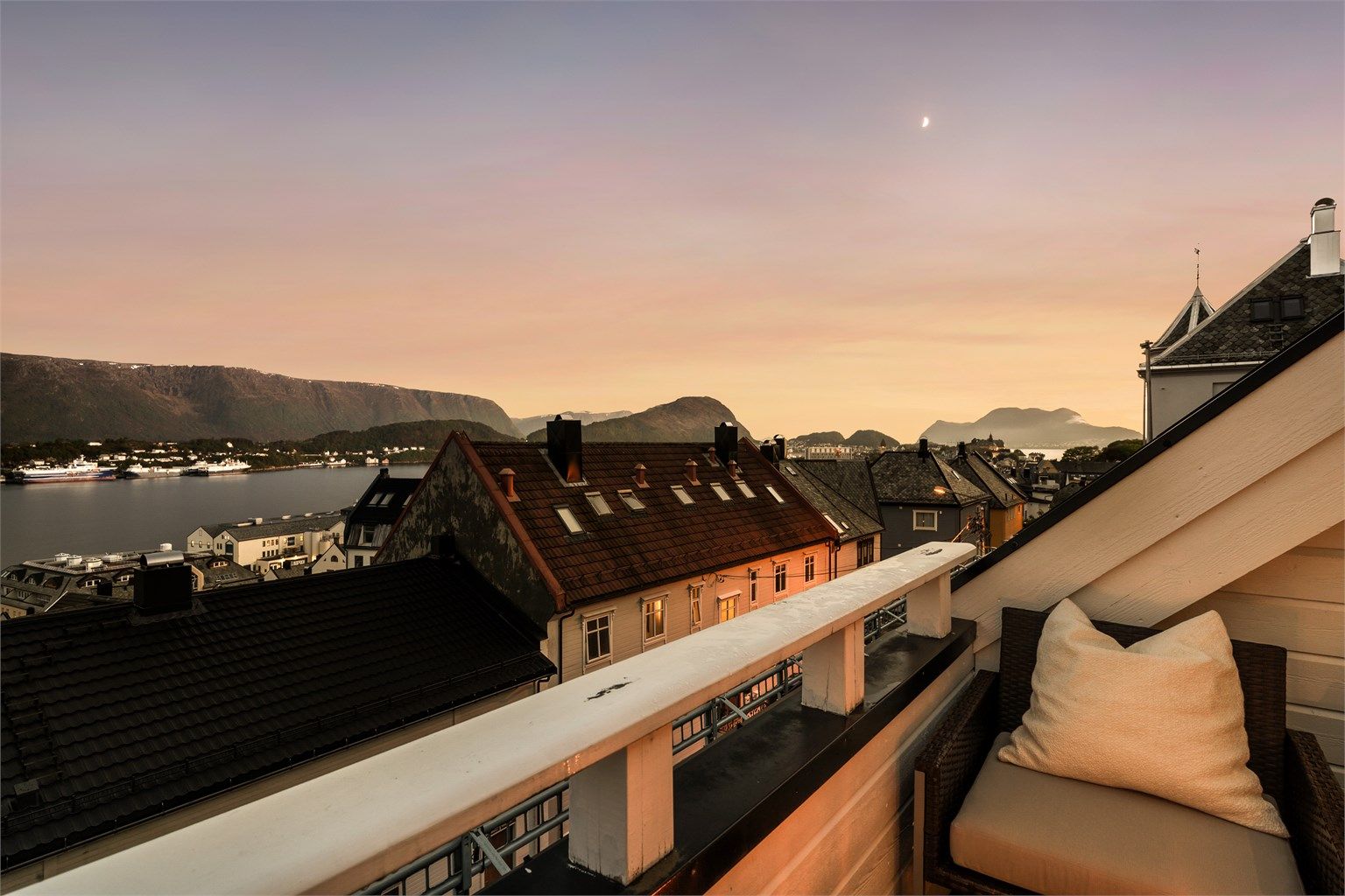 Sene sommerkvelder kan nytes her. Om sommeren er det i følge selger sol nærmest fra tidlig morgen til sent på kveld