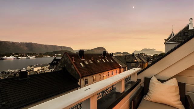 Sene sommerkvelder kan nytes her. Om sommeren er det i følge selger sol nærmest fra tidlig morgen til sent på kveld
