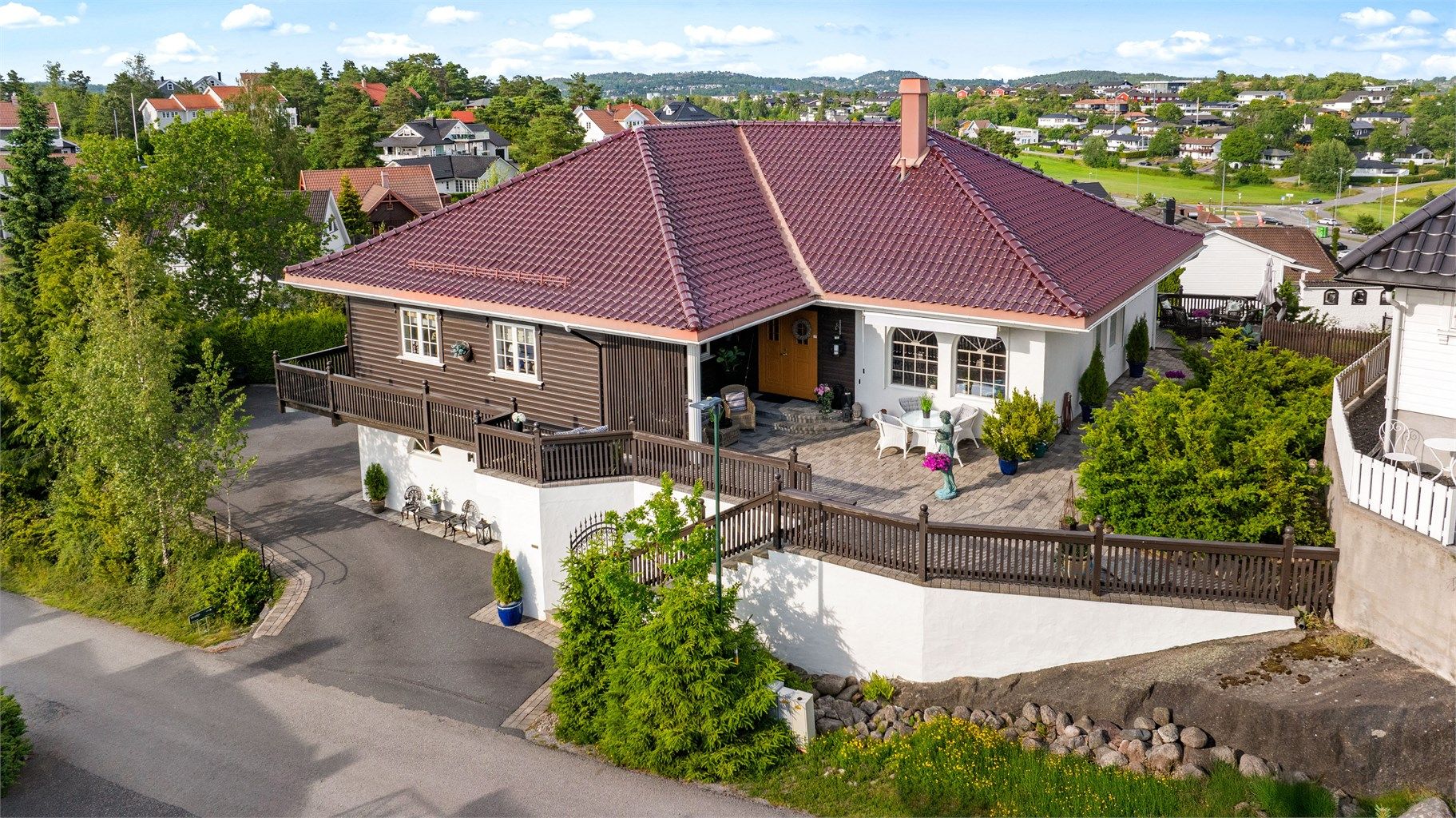 Åsanetoppen er muligens en av de beste beliggenhetene på feltet, da det kan friste med særdeles gode sol og utsiktsforhold.