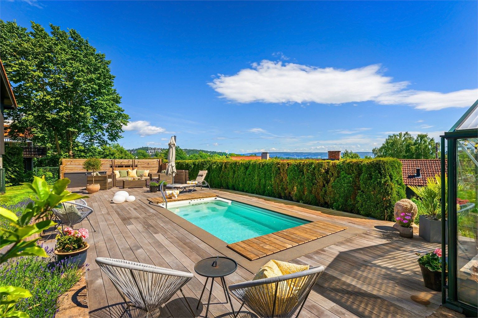 Totalt terrasse- og balkongareal er på 122 m².