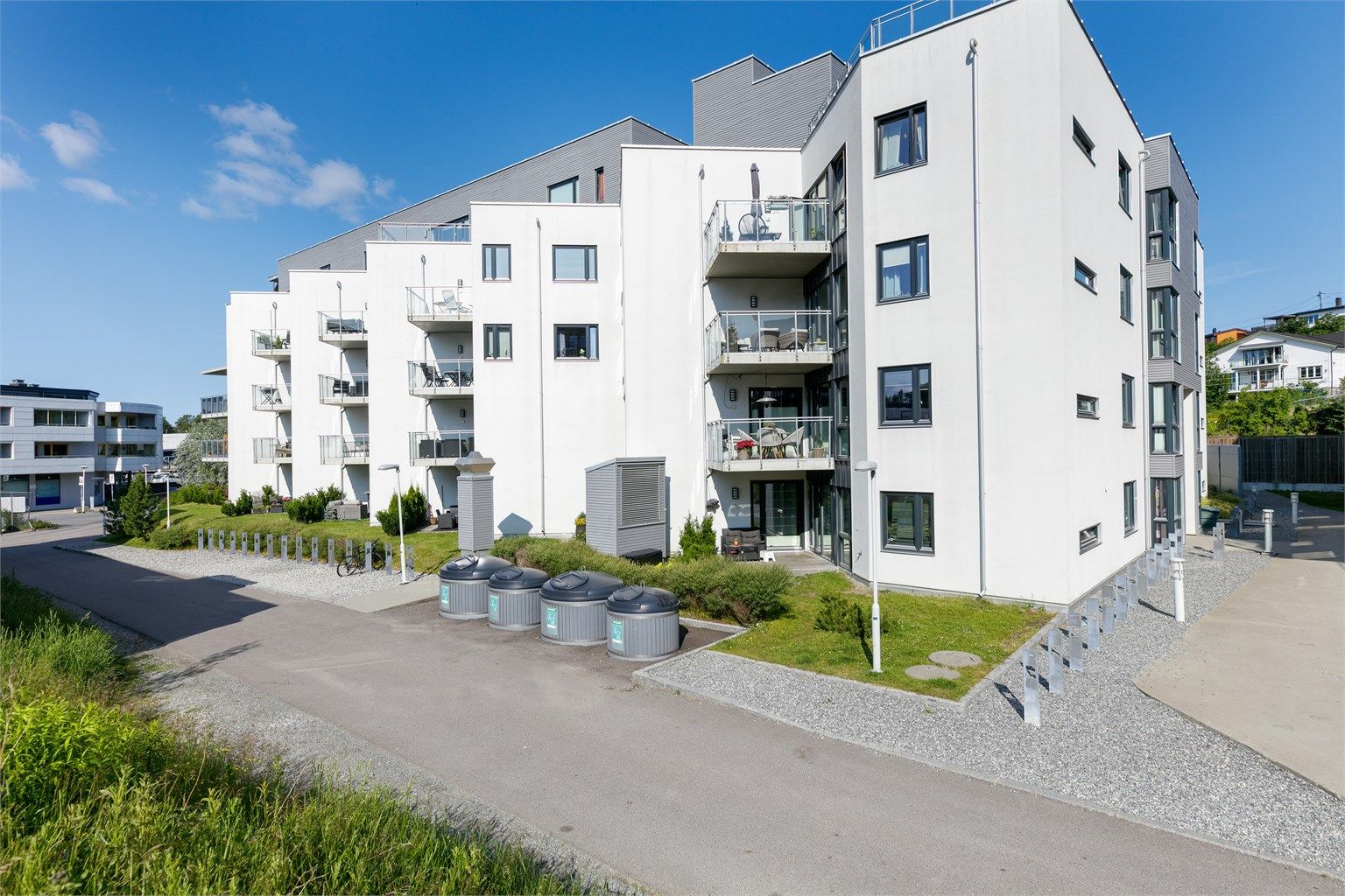 Fra Åråssvingen har du kort vei til flere butikker bl.a Rema og Meny samt Apotek og flere andre tilbud