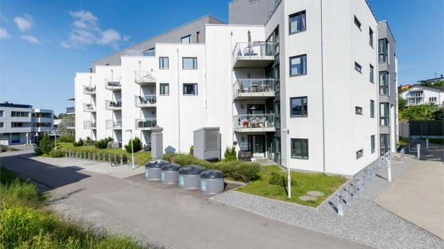 Fra Åråssvingen har du kort vei til flere butikker bl.a Rema og Meny samt Apotek og flere andre tilbud