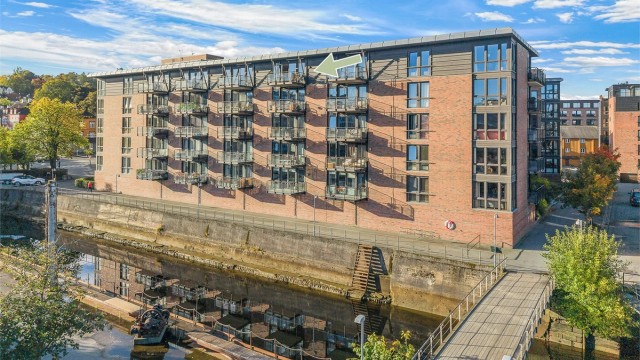Kanalpromenaden og gangbrua like utenfor bygget gir rask adkomst over til Solsiden som er kjent for sitt pulserende uteliv og mangfoldige restauranttilbud.