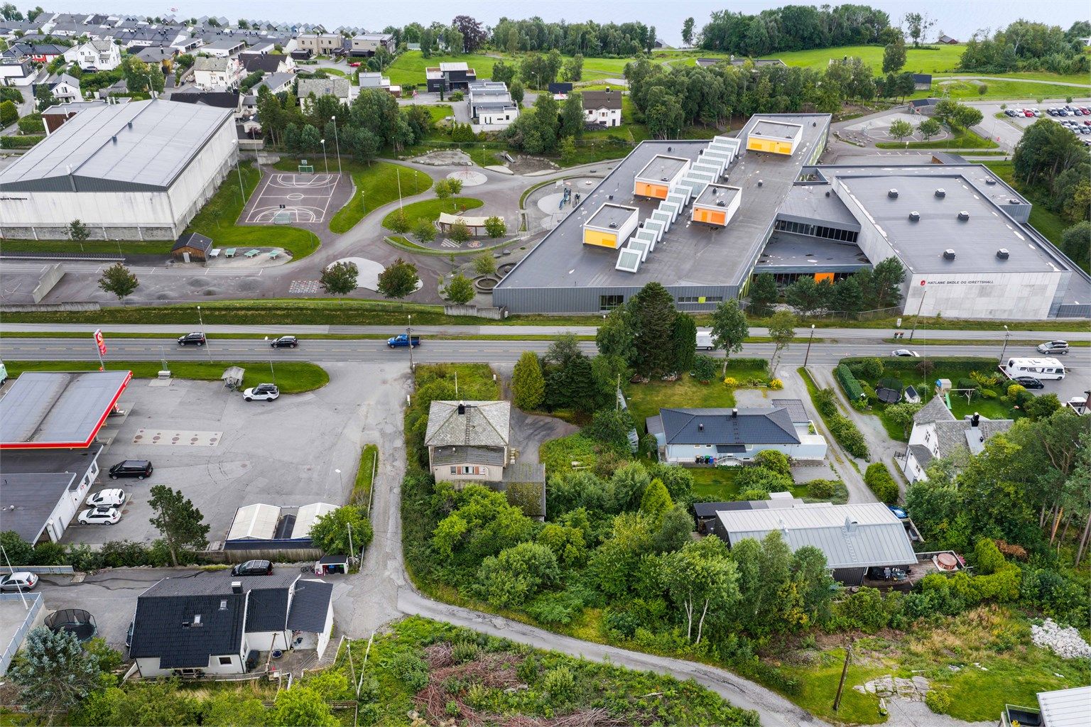 Kort vei til Hatlane skole (1-10 kl.), som ligger på andre siden av Borgundvegen syd for eiendommen