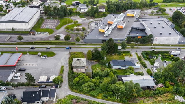 Kort vei til Hatlane skole (1-10 kl.), som ligger på andre siden av Borgundvegen syd for eiendommen