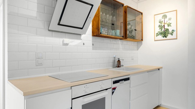 Videre er kjøkkenet utstyrt med integrert stekeovn, platetopp, oppvaskmaskin og kjøle-/fryseskap. Vegghengt kullfilterventilator over platetoppen.