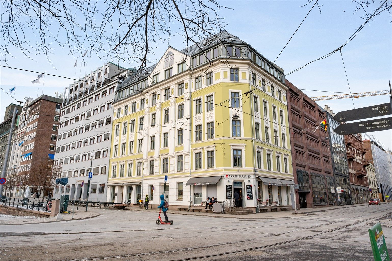 Leiligheten ligger i byggets fjerde etasje med heis. Bygget har klassiske detaljer og har en ettertraktet beliggenhet på toppen av Kvadraturen.