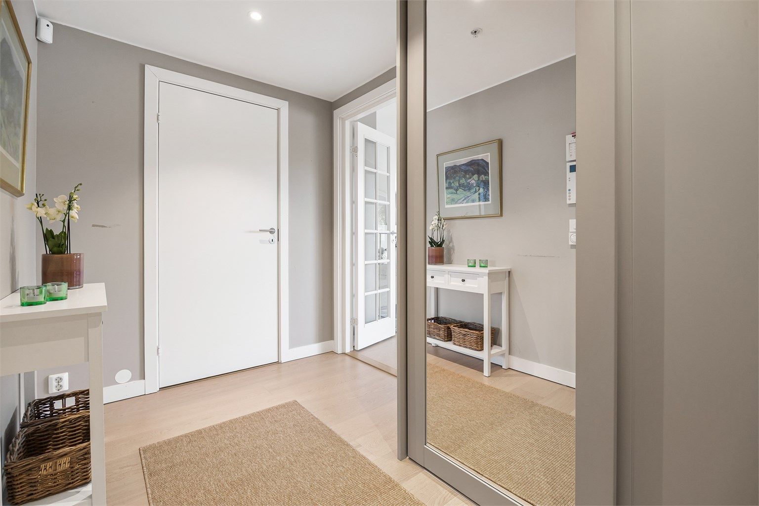 Entré med skyvedørsgarderobe og downlights i tak.
