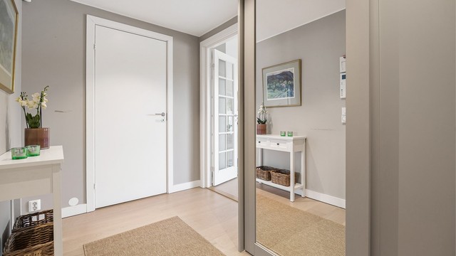 Entré med skyvedørsgarderobe og downlights i tak.