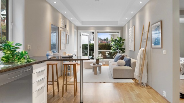 Velkommen til vakre Helgeplasset 5A! Meget flott selveiende leilighet med sentral beliggenhet i Fyllingsdalen!