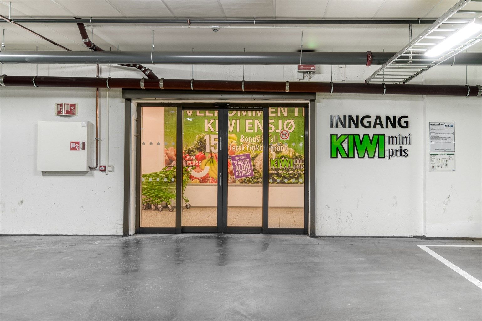 De daglige innkjøpene gjøres enkelt hos blant annet Kiwi Ensjø, kun et par minutters gange fra leiligheten.