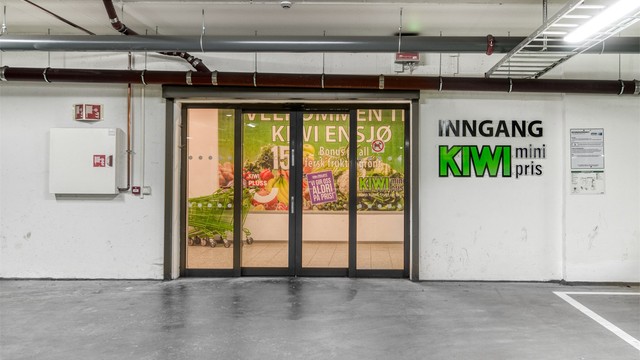 De daglige innkjøpene gjøres enkelt hos blant annet Kiwi Ensjø, kun et par minutters gange fra leiligheten.